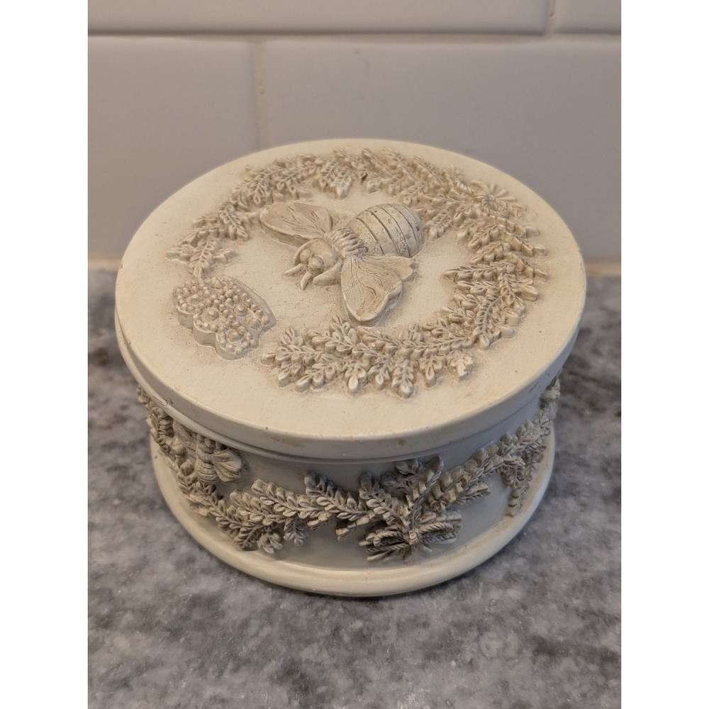 Vintage Bombay Company Poured Candle With Lid 4" X‎ 2.5" Bee Design